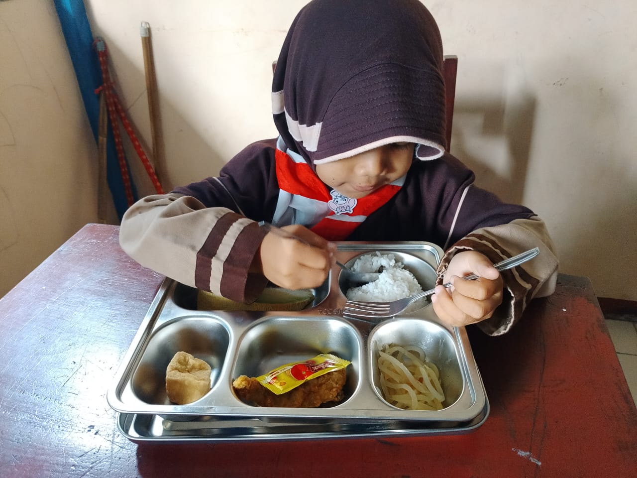 SISWA MI AL MUTA'ALIM MENERIMA PROGRAM MBG