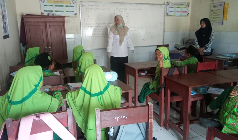 JAGA KESEHATAN SISWA, MI AL MUTA'ALIM LAKSANAKAN IMUNISASI