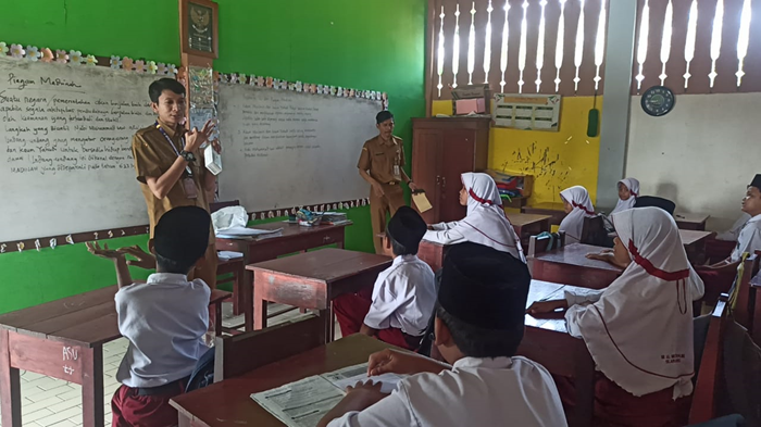 CEGAH CACINGAN PUSKESMAS KESUGIHAN II TERJUNKAN PETUGASNYA